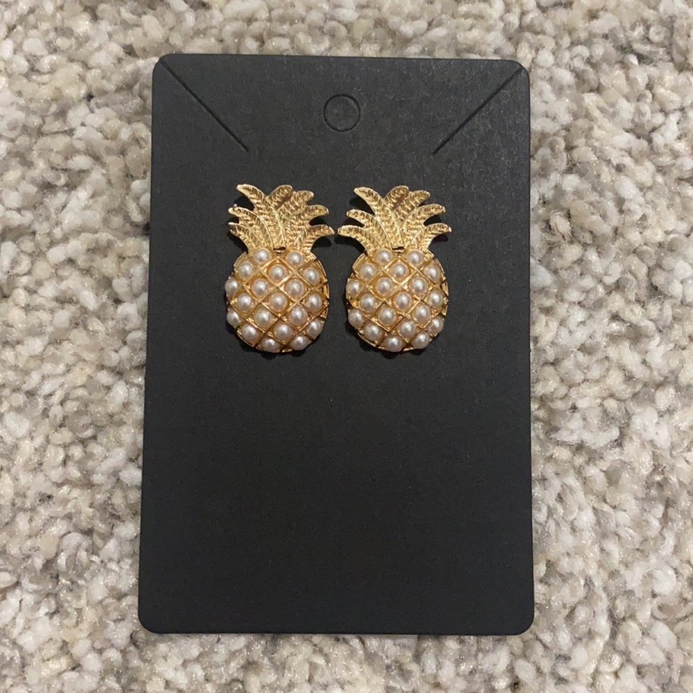 HP 5/17!! Faux Pearl Pinnapple Stud Earrings - Picture 3 of 4